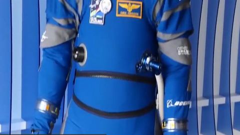Astronauti NASA mají nové skafandry na míru. Navrhl je Boeing