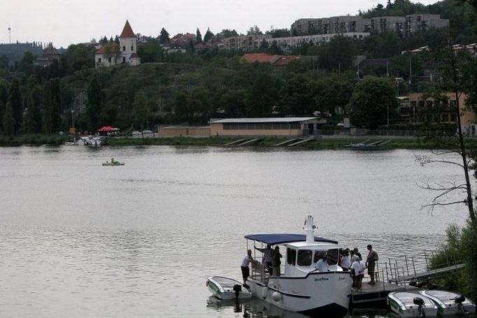 Josefína u mola na podolské straně, na Smíchově přistane několik set metrů proti proudu.Pod zlíchovským kostelíkem je vidět smíchovské přístaviště.