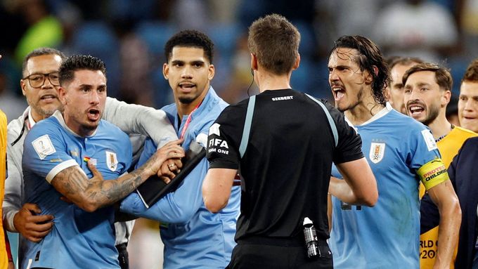 Naštvaní uruguayští fotbalisté po zápase s Ghanou na MS 2022