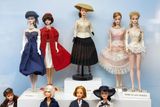 V devadesátých letech si mohly přát třeba luxusní panenku Barbie s šaty od Diora (jako je ta nahoře uprostřed). Šatník Barbie, která se objevila v roce 1959, byl od počátku ovlivněn mezinárodní světovou módou. Slavní návrháři pro panenku dokonce exkluzivně navrhovali extravagantní modely.