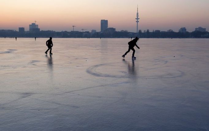 Bruslení na zamrzlém jezeře Alster v Hamburku. Německo.