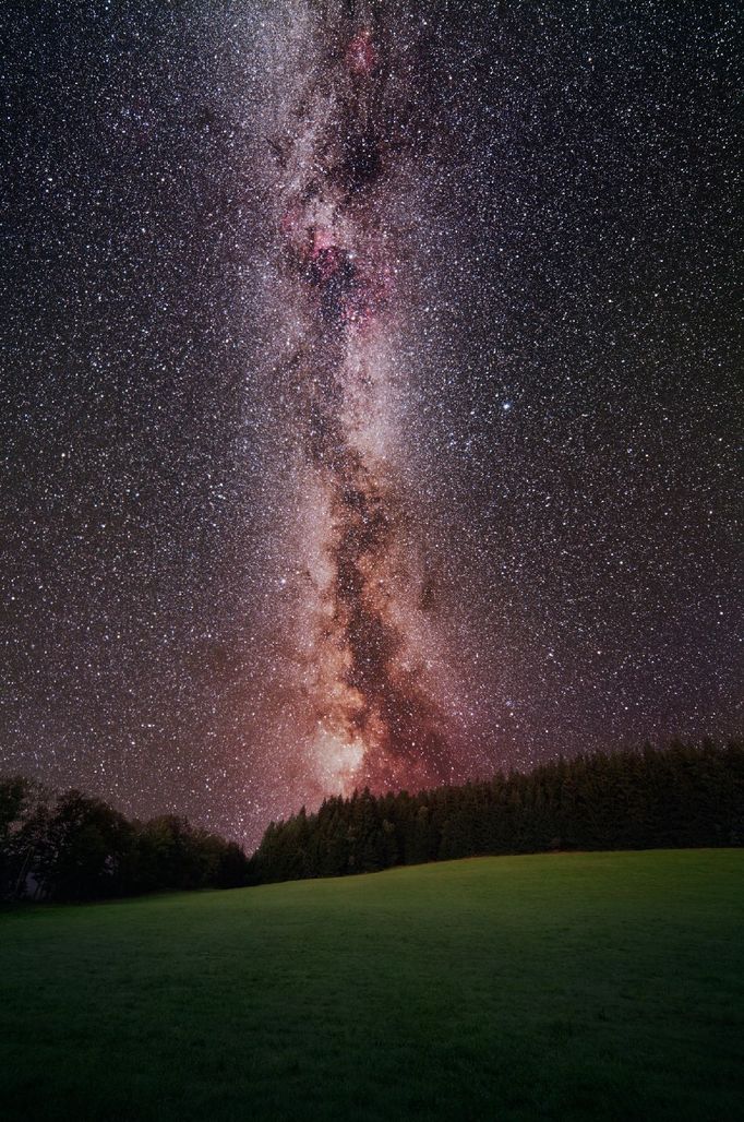 PŘÍRODA A ŽIVOTNÍ PROSTŘEDÍ: 1. cena - Zlaté oko - LADISLAV KAMARÁD, volný fotograf: Mléčná dráha na Šumavě, 3. 8. 2011.