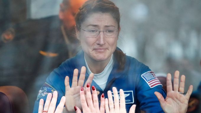 Americká astronautka Christina Kochová v roce 2019 před odletem na ISS.