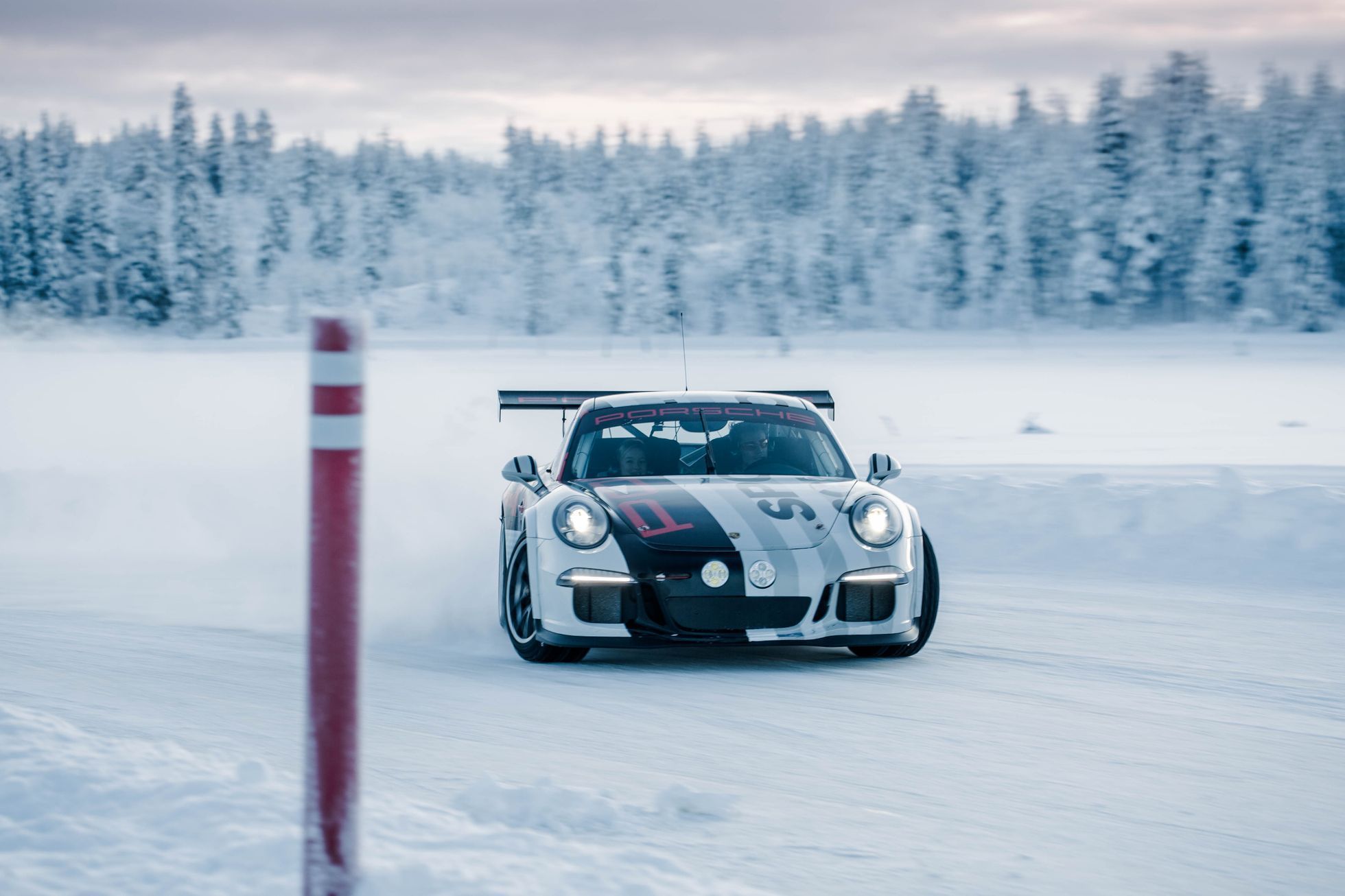 Škola jízdy na ledu s Porsche za polárním kruhem