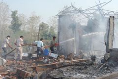 V Indii vybuchla továrna na pyrotechniku, 25 lidí zemřelo. Hasiči bojovali s požárem tři hodiny