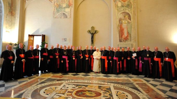 Papež jednal s irskými biskupy o zneužívání dětí.