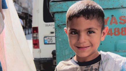 Syrští bratři vyrážejí s pytli do ulic tureckého města, aby uživili rodinu