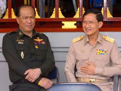 Šéf thajských ozbrojených sil Anupong Paochinda (vlevo) a premiér Somchai Wongsawat na snímku z poloviny října. Vztahy mezi nimi nyní nepochybně ochladnou