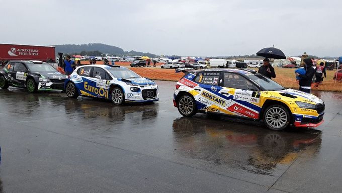 Účastníky Rallye Bohemia trápilo deštivé počasí.