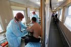 Změnit termín druhé dávky očkování chtějí tisíce lidí. Na informační lince musí čekat