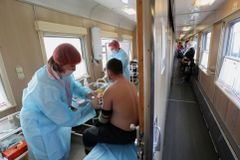 Změnit termín druhé dávky očkování chtějí tisíce lidí. Na informační lince musí čekat