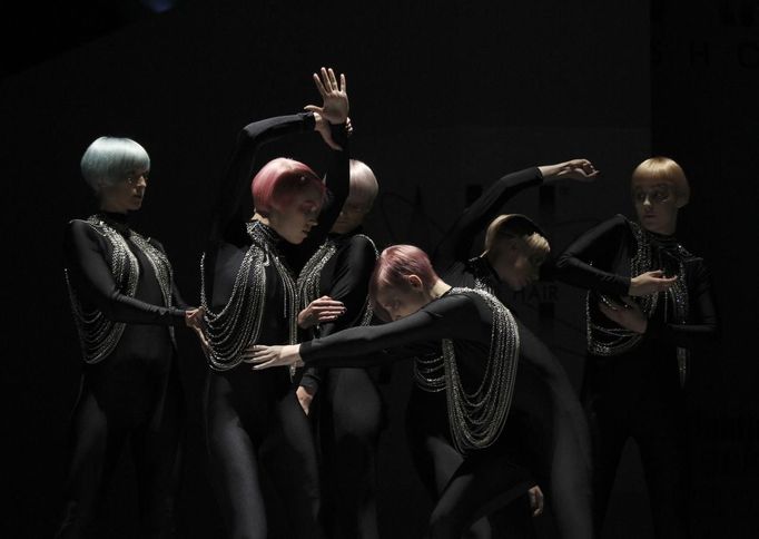 Models present creations by hair stylist Mahogany at the 30th anniversary of the Alternative Hair Show at the Royal Albert Hall in London October 14, 2012. REUTERS/Olivia Harris (BRITAIN - Tags: SOCIETY FASHION) Published: Říj. 15, 2012, 1:47 dop.