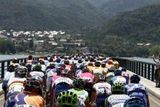 Peloton Tour de France pod Alpami, kam se jezdci šplhali v 15. etapě.