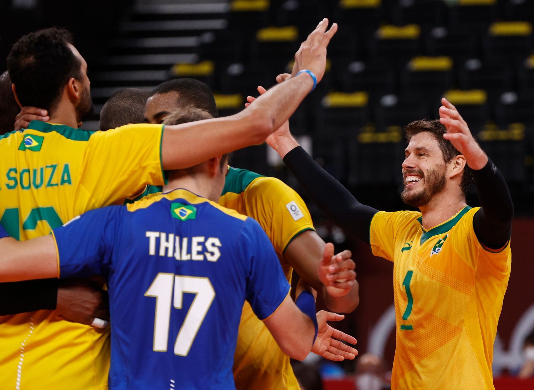 Brazilští volejbalisté se radují ve čtvrtfinále proti Japonsku na OH 2020.