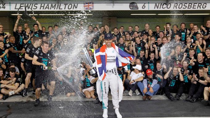 Lewis Hamilton slaví s týmem Mercedes titul mistra světa.