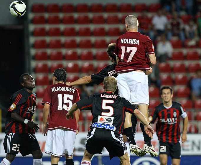 Střídající Jan Holenda (17, AC Sparta Praha) v gólové šanci před brankou hostů ze Žižkova.