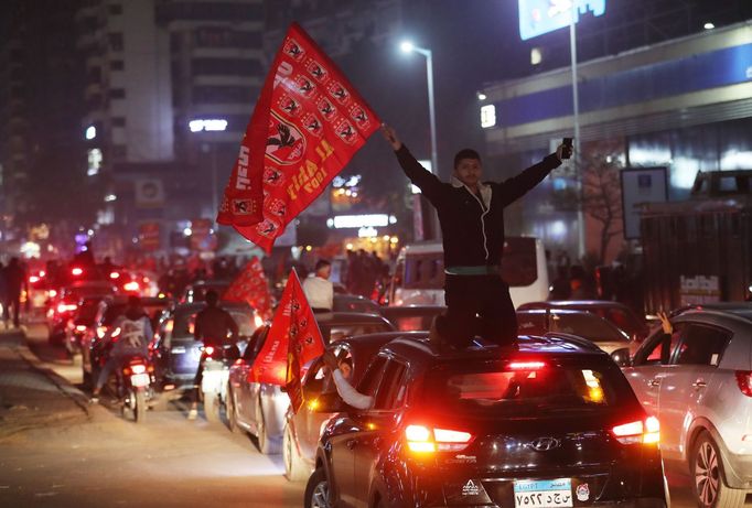 Fanoušci Al Ahly slaví v ulicích Káhiry.