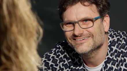 Objímal bych se, až bych zanikl, ve vězení bych byl určitě oblíbený, říká autor bestsellerů Hartl