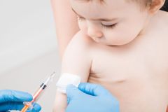 Pokud dítě po očkování zemře, rodiče odškodní stát. Změnu zákona předloží ministr