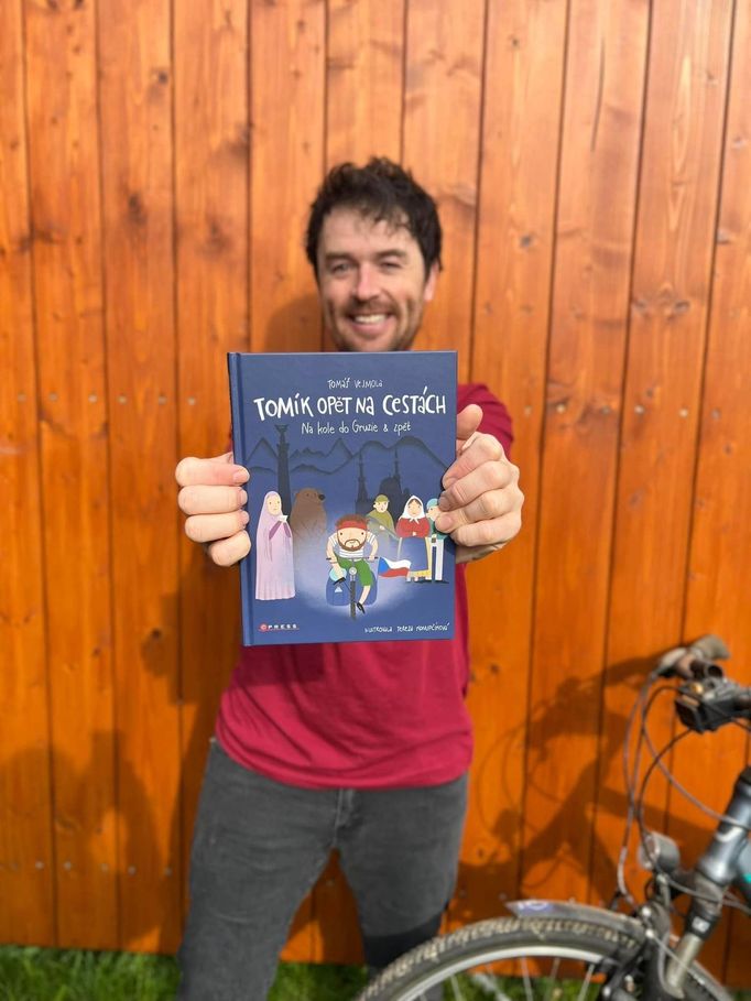 Tomášova druhá kniha o cestě na kole do Gruzie a zpět. Psal ji během koronavirové pandemie. První kniha Tuktukem z Bangkoku až domů je už vyprodaná.