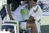 Novak Djokovič si během čtvrtfinálového zápasu s Tommym Robredem stěžoval na bolesti zad a nechal si je masírovat.
