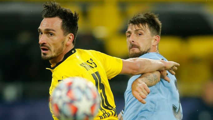 Mats Hummels a Francesco Acerbi