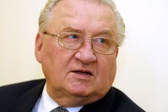 Bývalý slovenský prezident Kováč je v nemocnici. Jeho stav je vážný