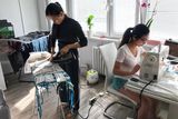 Vietnamci, kteří v těchto dnech nemohou do práce, šijí doma roušky.  Na Facebooku funguje dobrovolná skupina švadlenek, kterou založil spolek vietnamských rodičů v Česku "Lam Cha Me CZ."