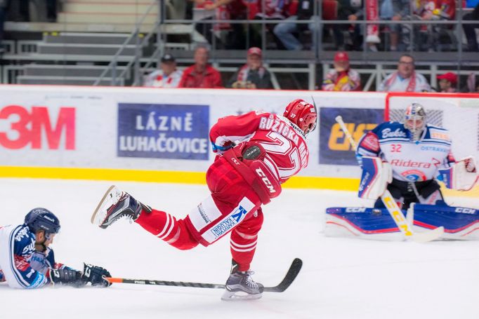 Střelec Třince Martin Růžička pálí tvrdou ránu směrem k brance Vítkovic, kterou hájí Patrik Bartošák.