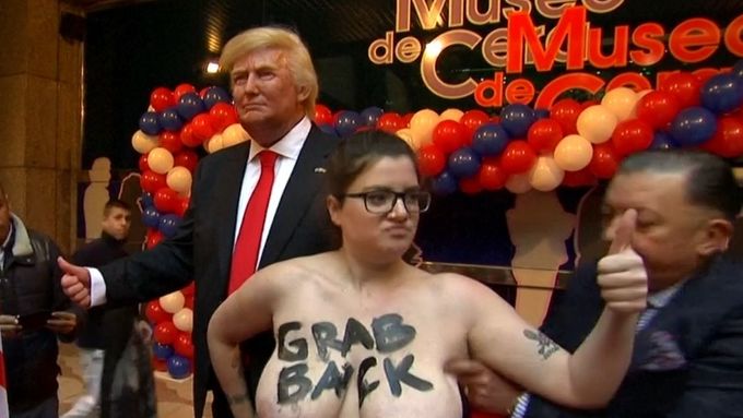 Polosvlečená žena přerušila odhalování voskové figuríny amerického prezidenta Donalda Trumpa v Madridu. "Vezmi vládu mužů za koule!" vykřikovala.