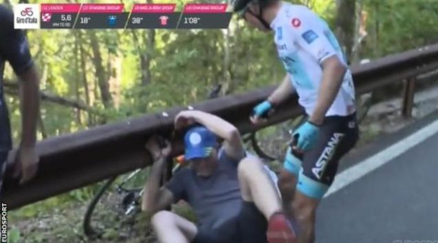 Giro d´Italia 2019, konflikt Miguela Ángela Lópeze s fanouškem | Foto: Twitter