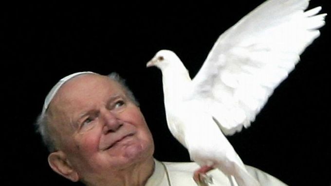 VATIKÁN 30. ledna - Papež Jan Pavel II. hledí na holubici, která prolétá kolem jeho apartmánu ve Vatikánu.