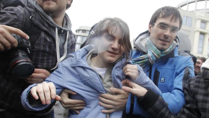 Jekatěrina Samucevičová krátce poté, co ji odvolací soud osvobodil. Zbylým dvěma členkám Pussy Riot tresty potvrdil.