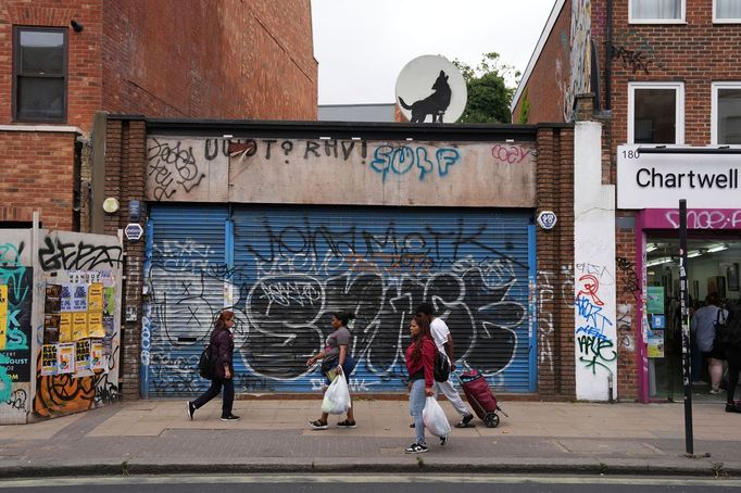 Čtvrté dílo, siluetu vyjícího vlka, Banksy umístil na satelitní talíř posazený na střeše obchodu pokrytého graffiti v jiholondýnské čtvrti Peckham.