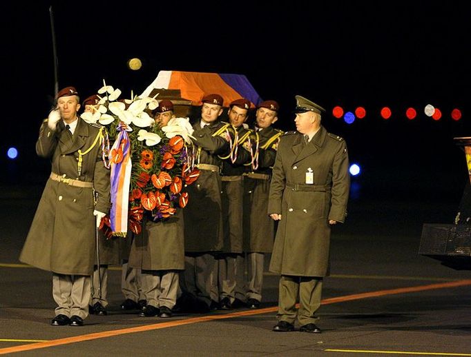 Čestná stráž odnáší rakev s ostatky diplomata z armádního speciálu.