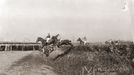 Velká pardubická steeplechase, skok jezdců přes překážku, zřejmě před rokem 1914