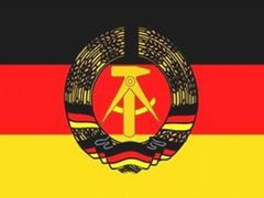 Vlajka zaniklé Německé demokratické republiky.