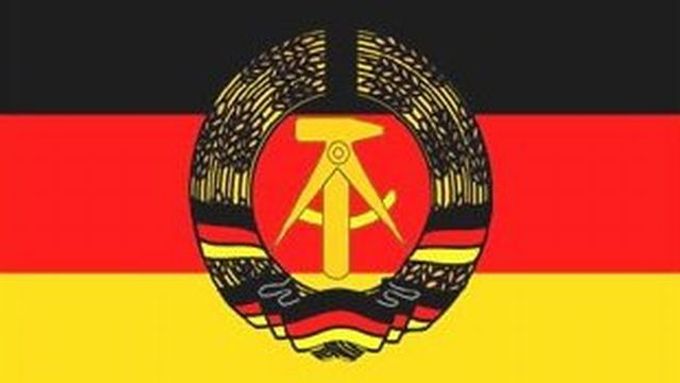 Vlajka "prvního státu dělníků a rolníků na německé půdě."