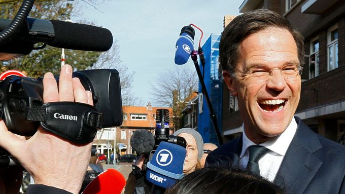 Mark Rutte porazil Geerta Wilderse.