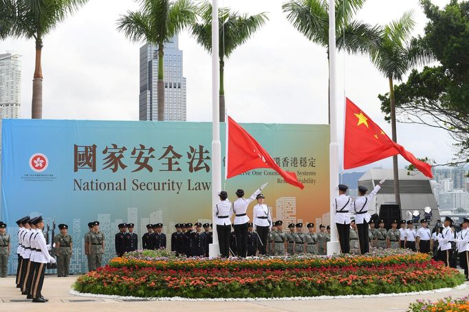 Nový národně bezpečnostní zákon dává Číně možnost potrestat opozici a demonstranty v Hongkongu. Tisíce lidí přesto protestují.