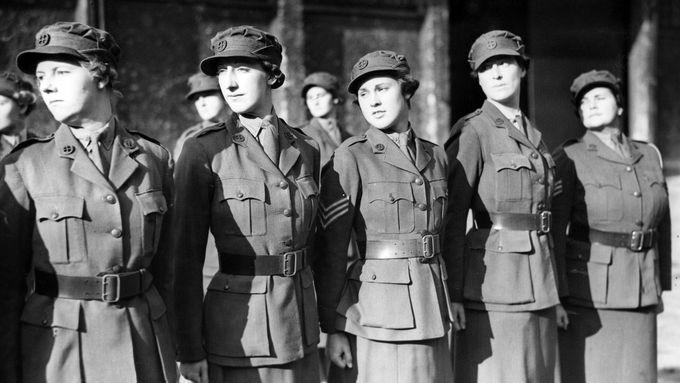 Na ilustračním snímku z roku 1939 jsou londýnské ženy sloužící jako pomocná vojenská síla.