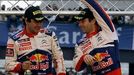 Sébastien Loeb slaví vítězství se svým kolegou Elenou