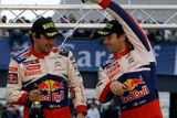 Sébastien Loeb slaví vítězství se svým kolegou Elenou