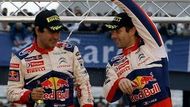 Sébastien Loeb slaví vítězství se svým kolegou Elenou