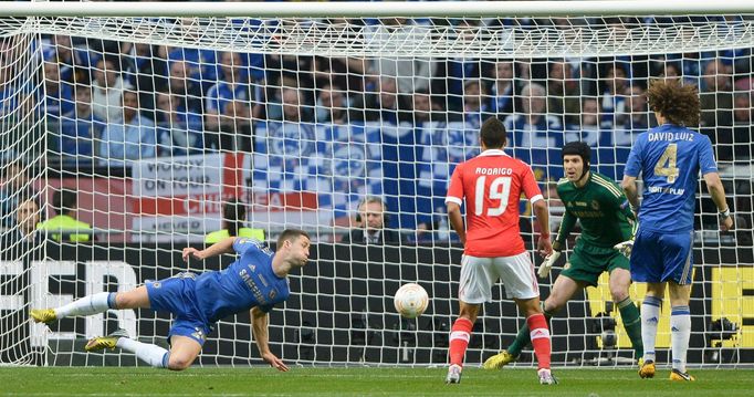 Fotbal, finále Evropské ligy, Chelsea - Benfica: Gary Cahill (vlevo) a Petr Čech