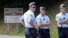 FRENCH LAW REQUIRES THAT FACES OF LAW ENFORCEMENT OFFICERS ARE MASKED IN PUBLICATIONS WITHIN FRANCE French gendarmes block access to a road to La Combe d'Ire in Chevaline near Annecy, southeastern France, September 6, 2012. French police have found a girl of about four years old alive inside a British-registered BMW car where they discovered three people shot dead on Wednesday, September 5, a public prosecutor said. A fourth body, apparently a person who had been riding a bicycle, was found nearby. A badly injured eight-year-old girl, also found nearby, was taken to hospital by helicopter. REUTERS/Robert Pratta (FRANCE - Tags: CRIME LAW) Published: Zář. 6, 2012, 10:24 dop.