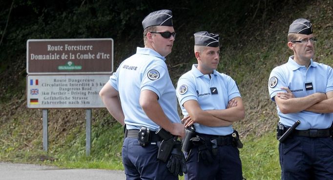 FRENCH LAW REQUIRES THAT FACES OF LAW ENFORCEMENT OFFICERS ARE MASKED IN PUBLICATIONS WITHIN FRANCE French gendarmes block access to a road to La Combe d'Ire in Chevaline near Annecy, southeastern France, September 6, 2012. French police have found a girl of about four years old alive inside a British-registered BMW car where they discovered three people shot dead on Wednesday, September 5, a public prosecutor said. A fourth body, apparently a person who had been riding a bicycle, was found nearby. A badly injured eight-year-old girl, also found nearby, was taken to hospital by helicopter. REUTERS/Robert Pratta (FRANCE - Tags: CRIME LAW) Published: Zář. 6, 2012, 10:24 dop.