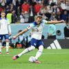 Harry Kane dává gól z penalty ve čtvrtfinále MS 2022 Anglie - Francie