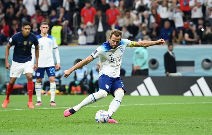 Harry Kane dává gól z penalty ve čtvrtfinále MS 2022 Anglie - Francie