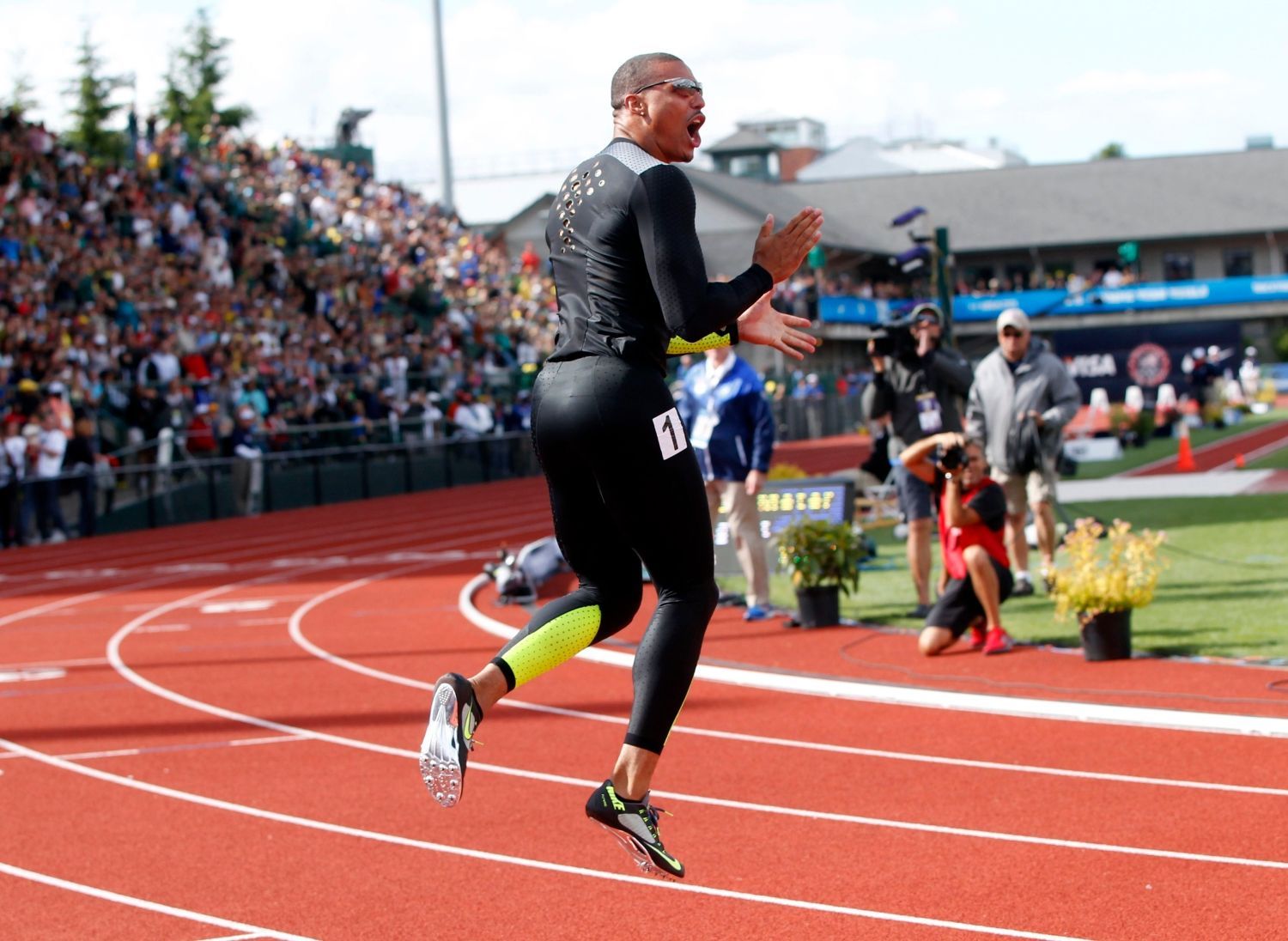 Sprinter Ryan Bailey slaví třetí místo po závodu na 100 metrů během americké kvalifikace v Eugene 2012.